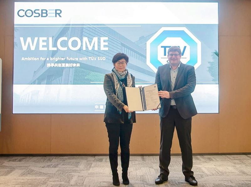 TÜV南德Helge Knobbe博士(右)为康士柏郭颖斯(左)颁发PED证书