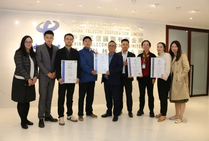 TÜV南德周建勇先生(左五)向中国电信陈柳源先生(左四)颁发证书