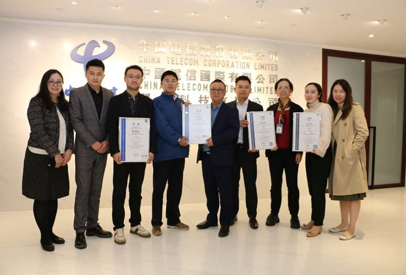 TÜV南德周建勇先生（左五）向中国电信陈柳源先生（左四）颁发证书