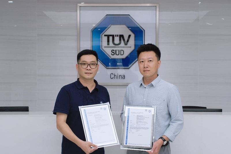 TÜV南德轻工产品部南区销售经理郑道玄先生(左)为奥雅股份LALOT洛塔负责人毛晓枫先生(右)颁发产品AOC证书