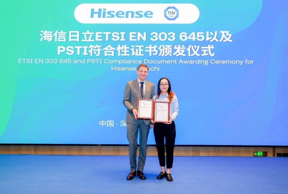 TÜV南德北亚区首席执行官范华德先生（左）与海信日立海外高级认证工程师陈晨女士（右）颁证合影