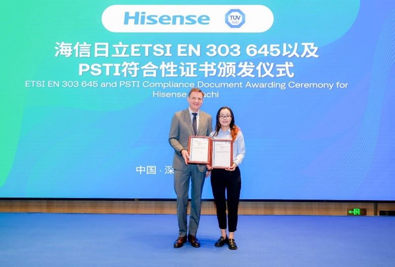 TÜV南德北亚区首席执行官范华德先生(左)与海信日立海外高级认证工程师陈晨女士(右)颁证合影