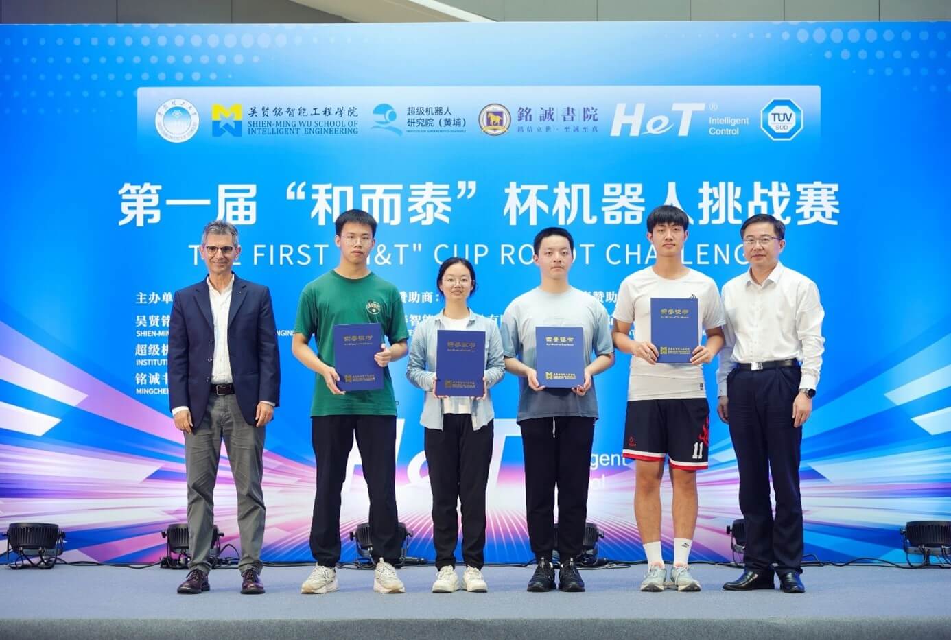 Robert Puto先生为获奖队伍颁奖