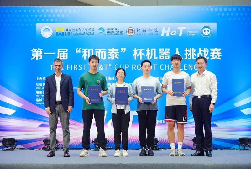 Robert Puto先生为获奖队伍颁奖