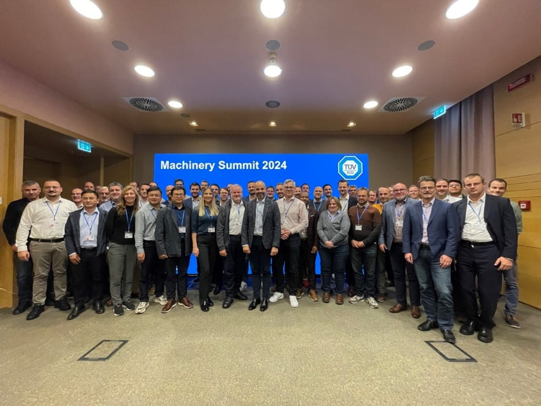 TÜV南德工业机器安全制造峰会合照