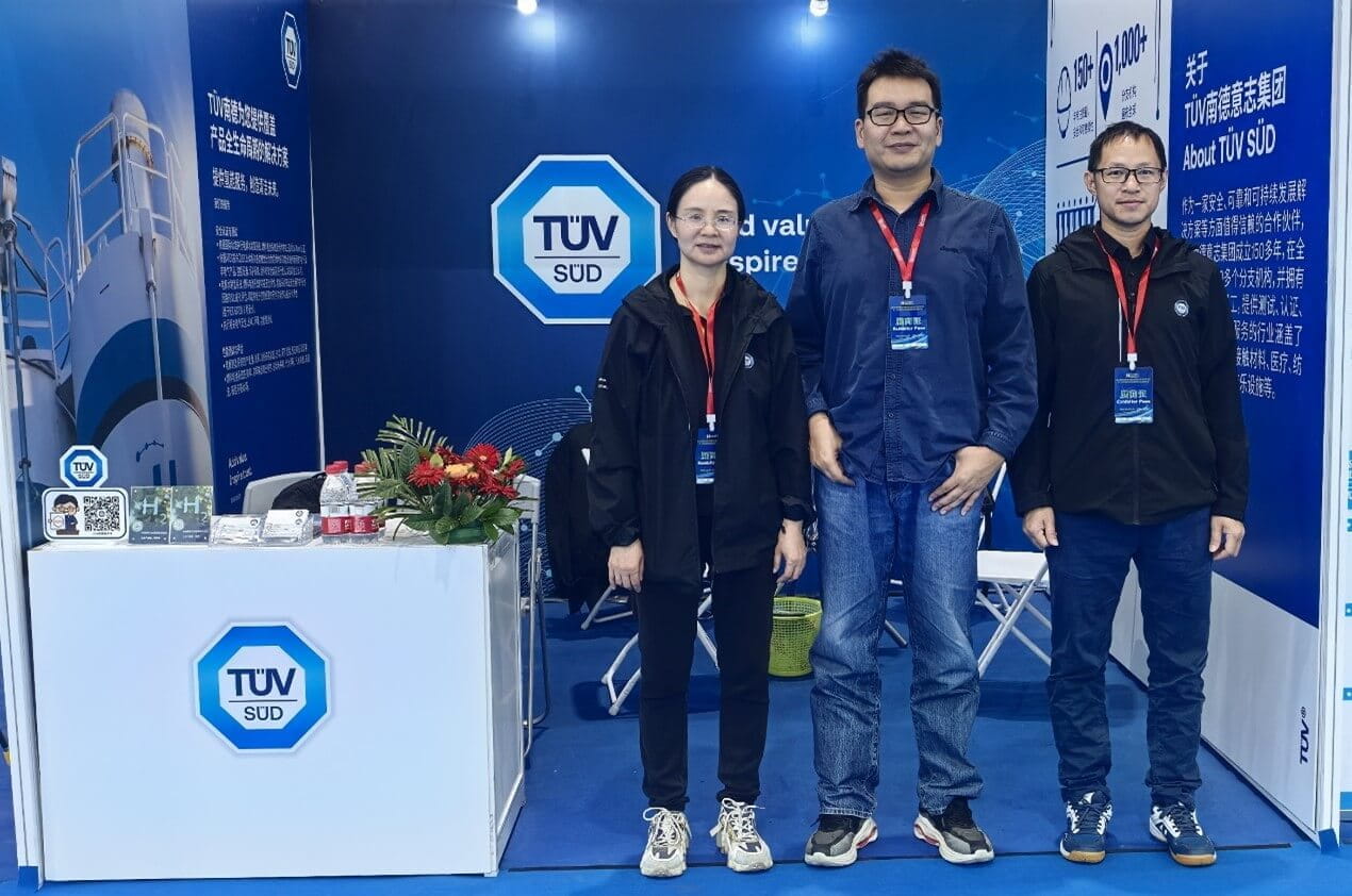 TÜV南德展位合影