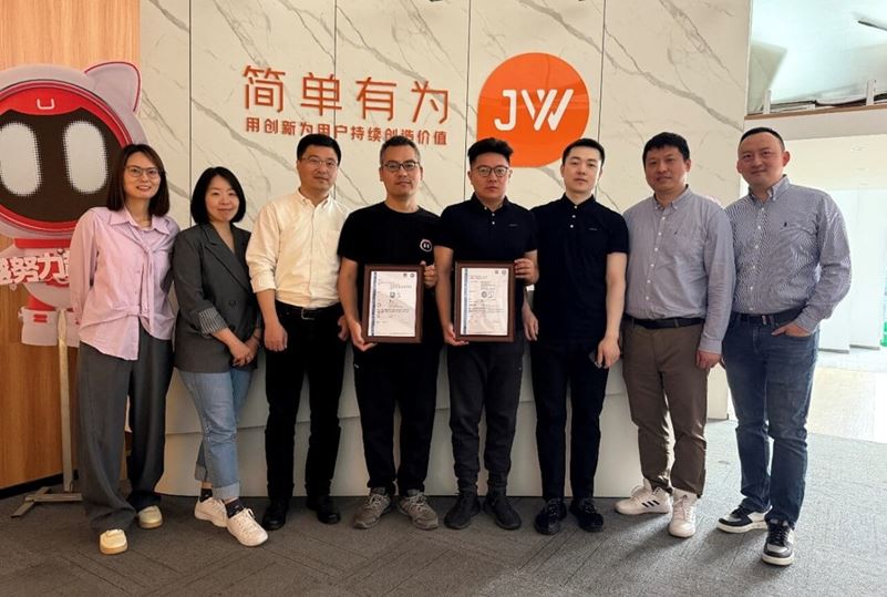 TÜV南德授予UWANT友望TÜV南德性能认证标志证书合影