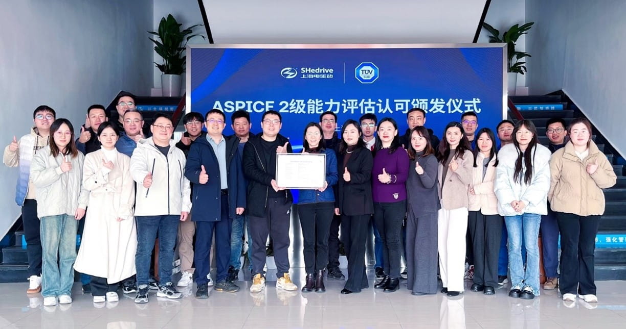 TÜV南德与上海电驱动双方代表颁证合影