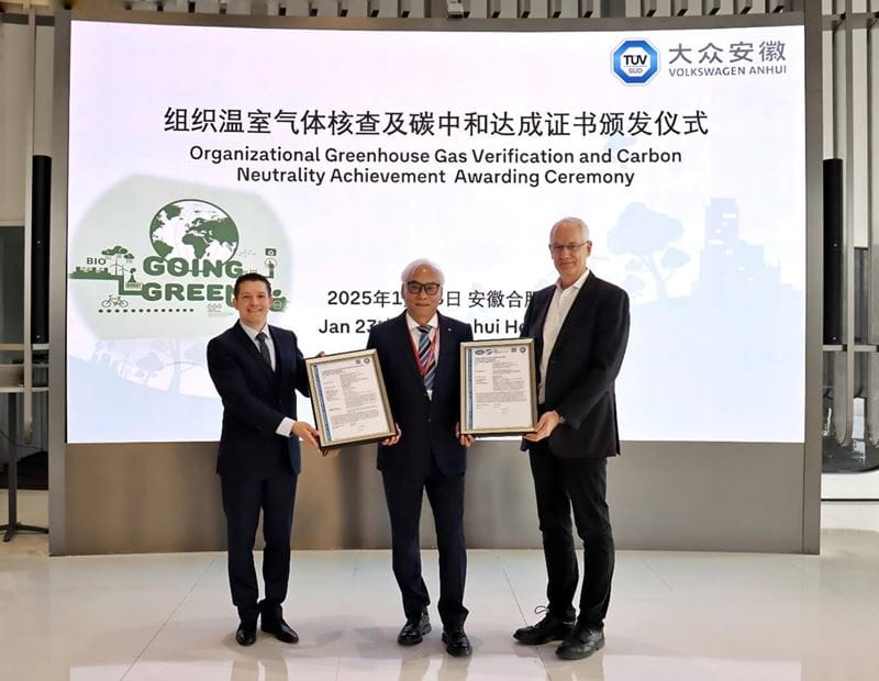 TÜV南德孙建军(中)为大众安徽 Miroslav Khula(左一)及 Harry Schneider颁发证书