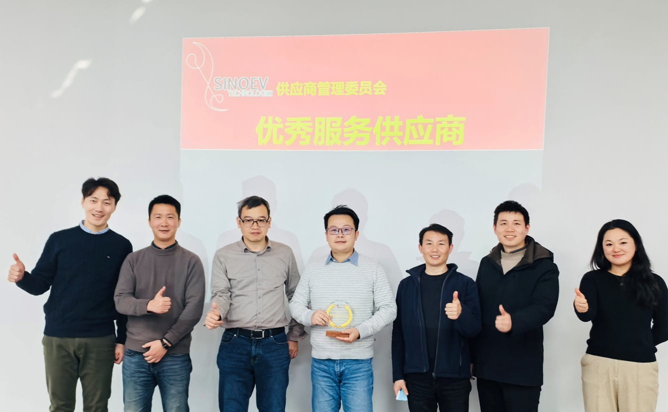 TÜV南德赵翀旻（左四）代表公司领取华霆动力颁发的“优秀服务供应商”奖