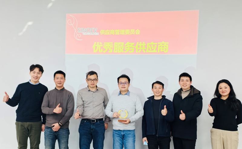 TÜV南德赵翀旻(左四)代表公司领取华霆动力颁发的“优秀服务供应商”奖