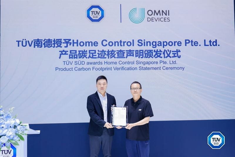 TÜV南德与OMNI双方代表颁证合影