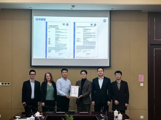 TÜV南德吴宏伟（左3）为盛泽纺织企业颁发产品碳足迹核查声明