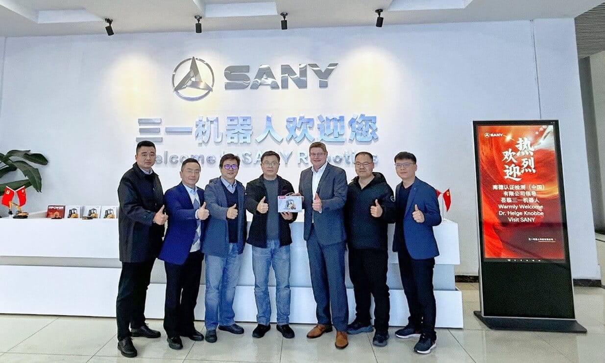 TÜV南德工业服务部团队与三一机器人合影