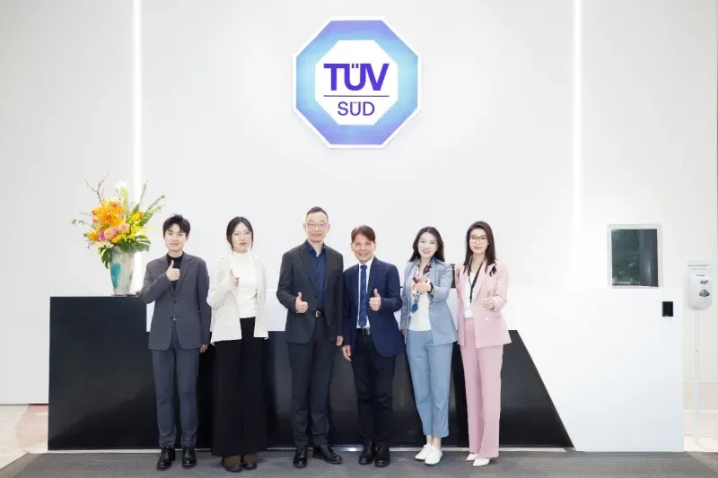 战略合作签约仪式双方代表合照