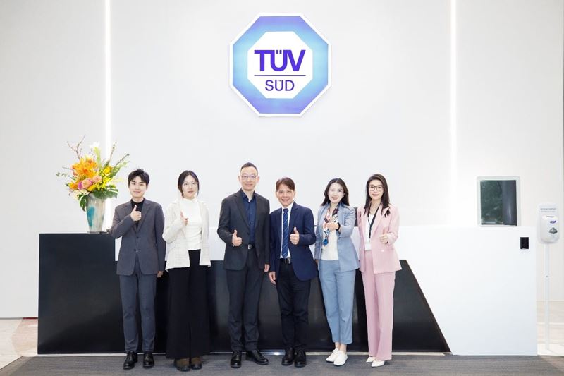 战略合作签约仪式双方代表合照