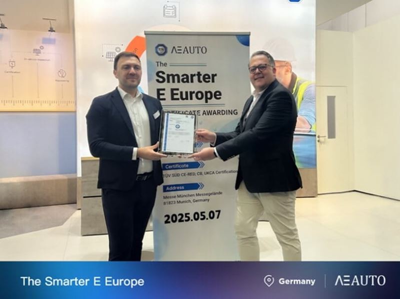 TÜV南德(左)为南京航智(右)颁发证书