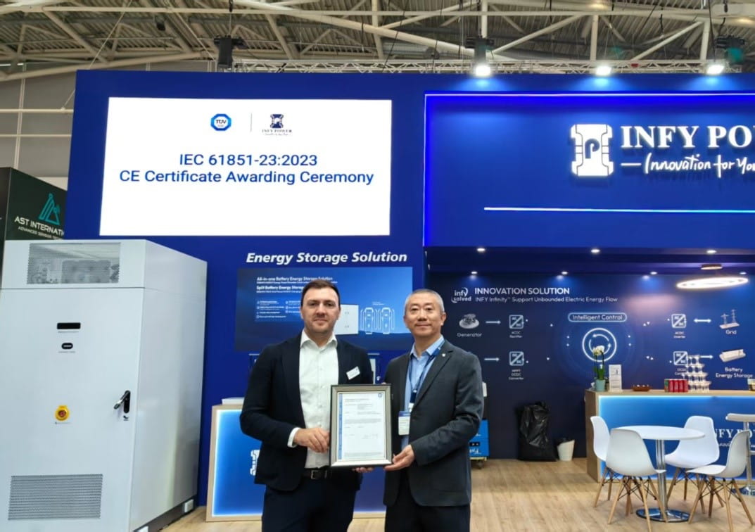 TÜV南德（左）为深圳英飞源（右）颁发证书