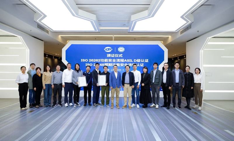 双证书颁发仪式现场