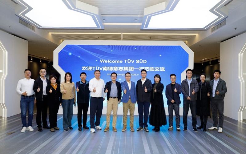 TÜV南德与上汽研发总院双方代表合影