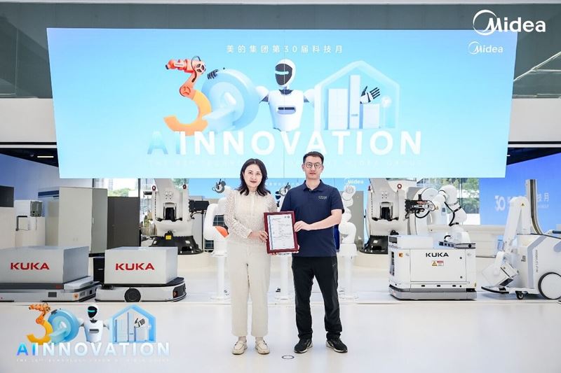 左:TÜV南德电子电气大家电产品部经理徐忠丽女士 右:美的集团ESG执行组负责人陈兴廷先生