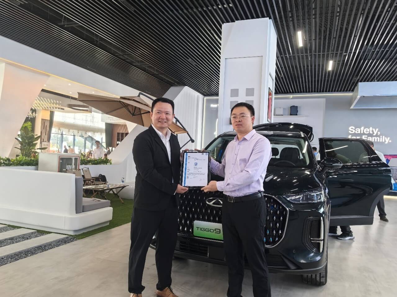 TÜV南德詹达琦先生（右）向奇瑞陆洋先生（左）颁发宠物友好型材料认证证书