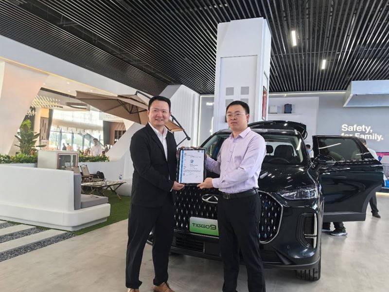 TÜV南德詹达琦先生(右)向奇瑞陆洋先生(左)颁发宠物友好型材料认证证书