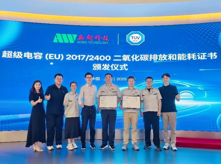 TÜV南德与奥威科技双方代表颁证合影留念