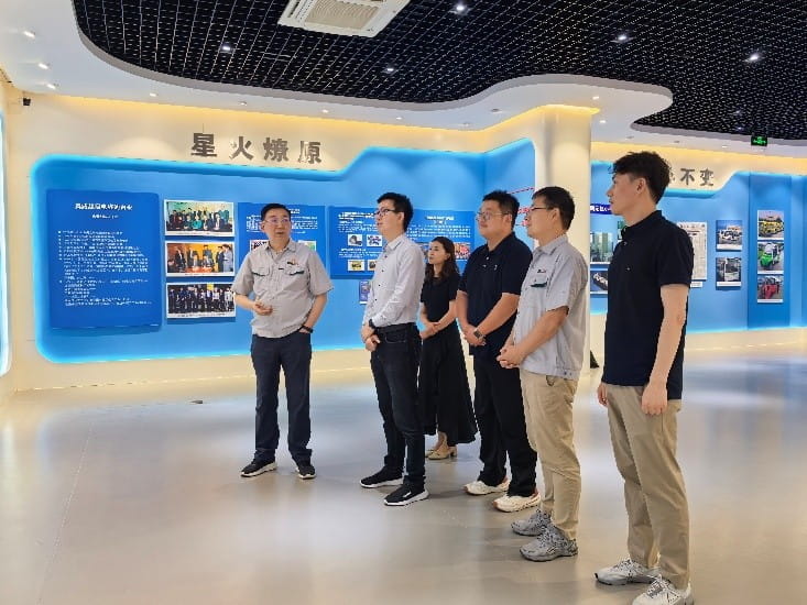 TÜV南德代表参观奥威科技展厅