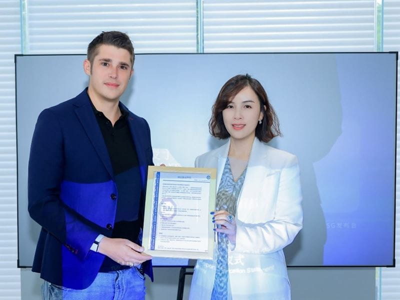 TÜV南德(左)授予安泰新能源 ESG报告独立鉴证声明