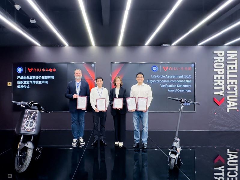 TÜV南德Jens-Olaf Schuler(左一)、张炳刚(左二)为小牛电动CEO李彦(右一)、CFO周雯娟颁发证书