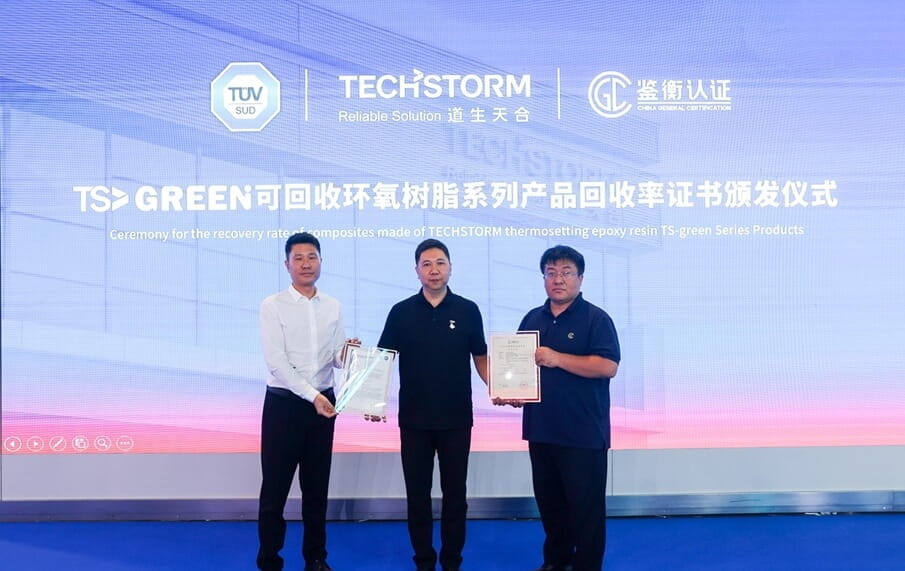 TÜV南德工业服务与基础设施服务部大中华区高级经理吴宏伟（左）、鉴衡认证叶片业务部部长胡聪良（右）、为道生天合复材事业部副总经理万乐鸣颁发TS-Green可回收环氧树脂系列产品回收率证书