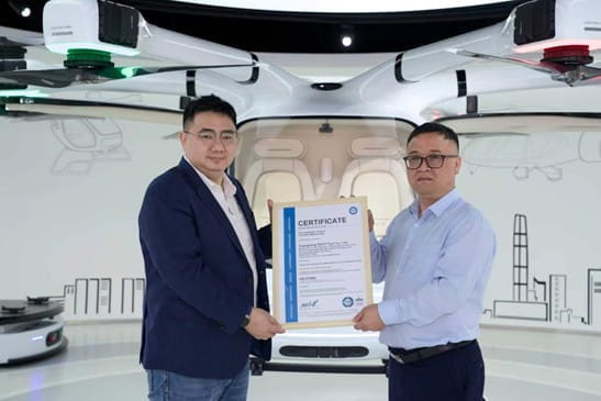 TÜV南德周建勇先生（右）向广东高域苏庆鹏总经理颁发证书