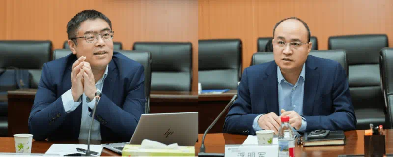 TÜV南德宋磊(左)和许继电气浮明军(右)为活动致辞