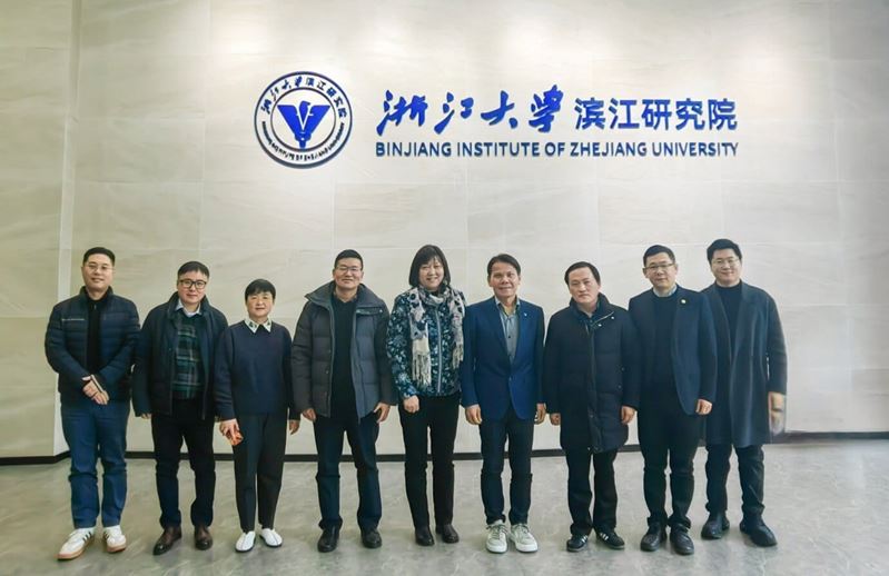 TÜV南德与浙江大学滨江研究院双方领导合影