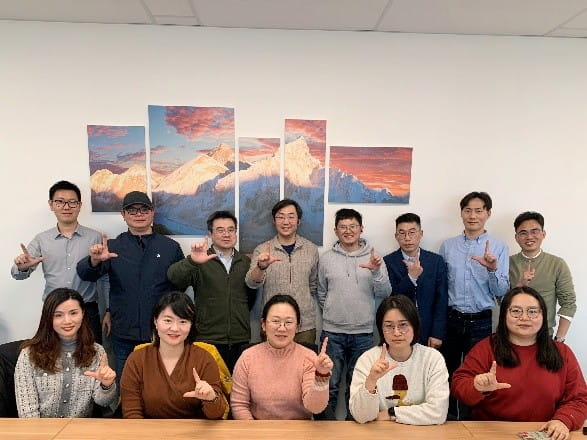 TÜV南德与凌艾未来双方代表颁证合影