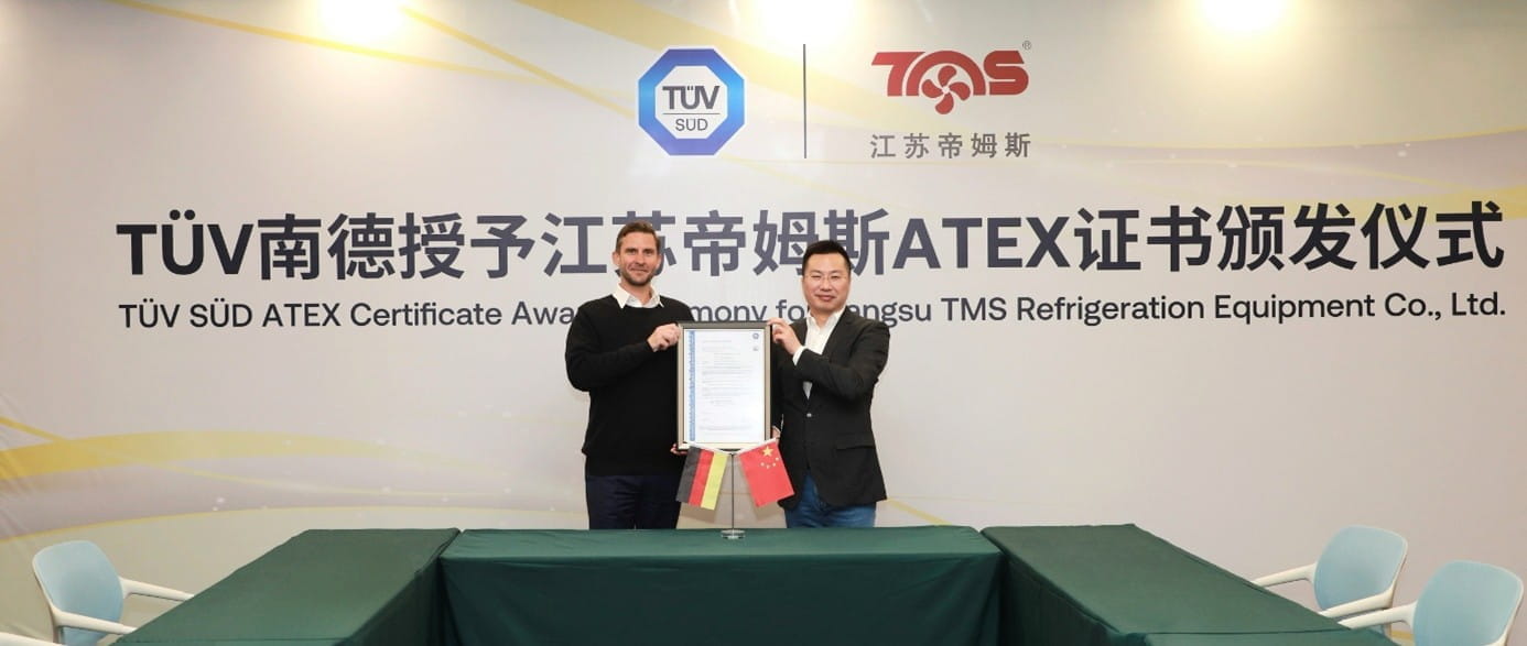 TÜV南德Kristof De Gersem（左）为江苏帝姆斯颁发证书