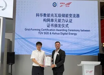 TÜV南德Kristijan Cizmar(右)为科华数能Felix Liu颁发证书