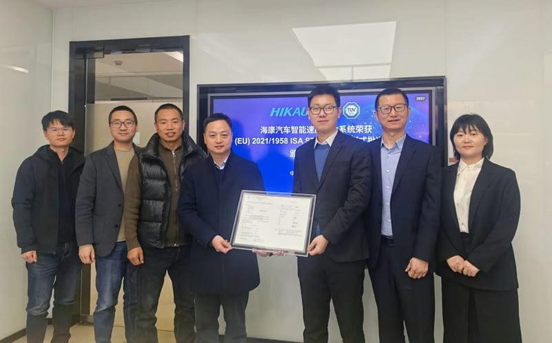 TÜV南德代表(右)向海康汽车颁发ISA STU e-mark型式批准证书