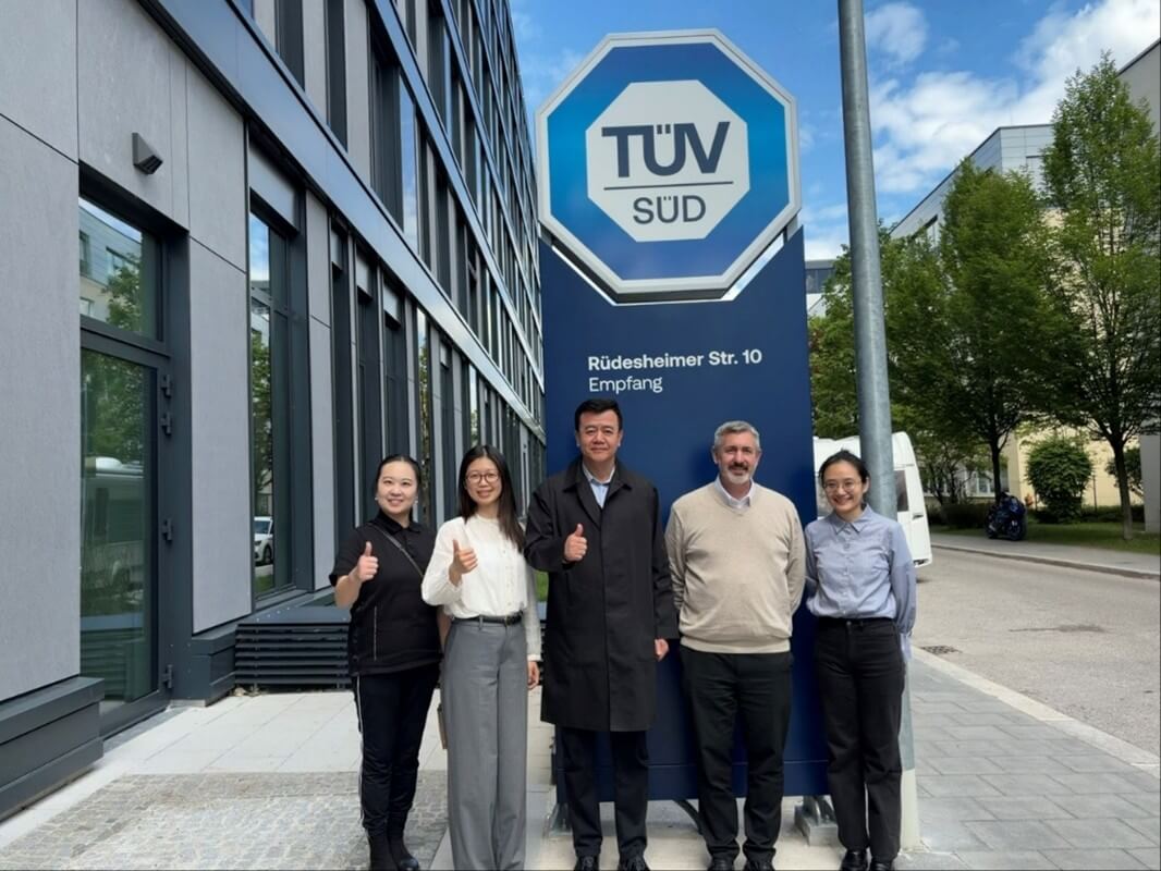 TÜV南德与中国检验检测学会代表合影