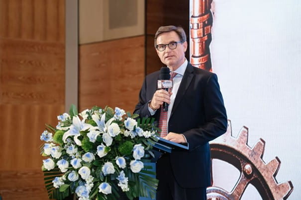TÜV南德Mr. Dirk von Wahl发表仪式致辞