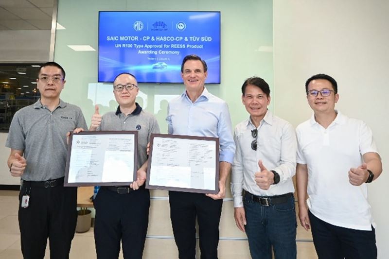 TÜV南德范华德(右三)向上汽正大及华域正大颁发动力电池UN R100型式批准证书