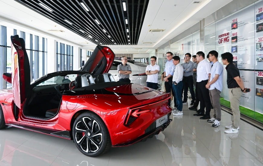 TÜV南德高层代表团参观上汽正大展厅