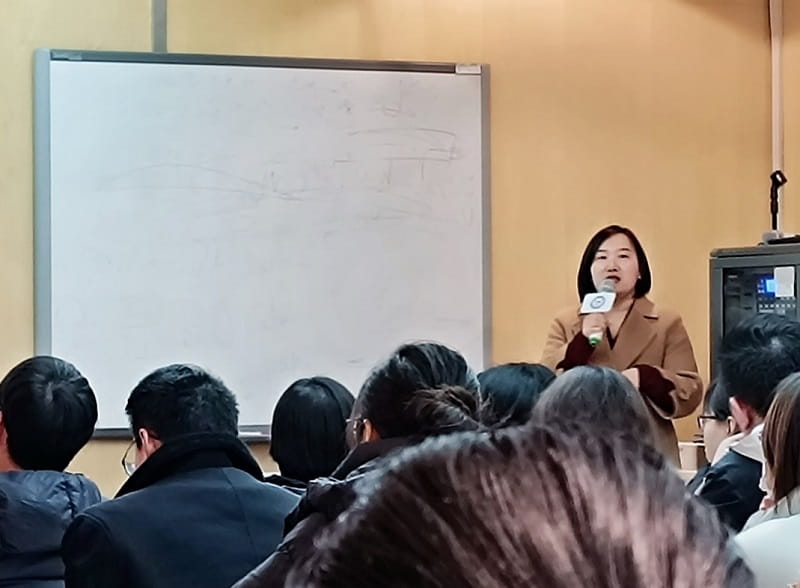 TÜV南德郑利娜女士主持会议