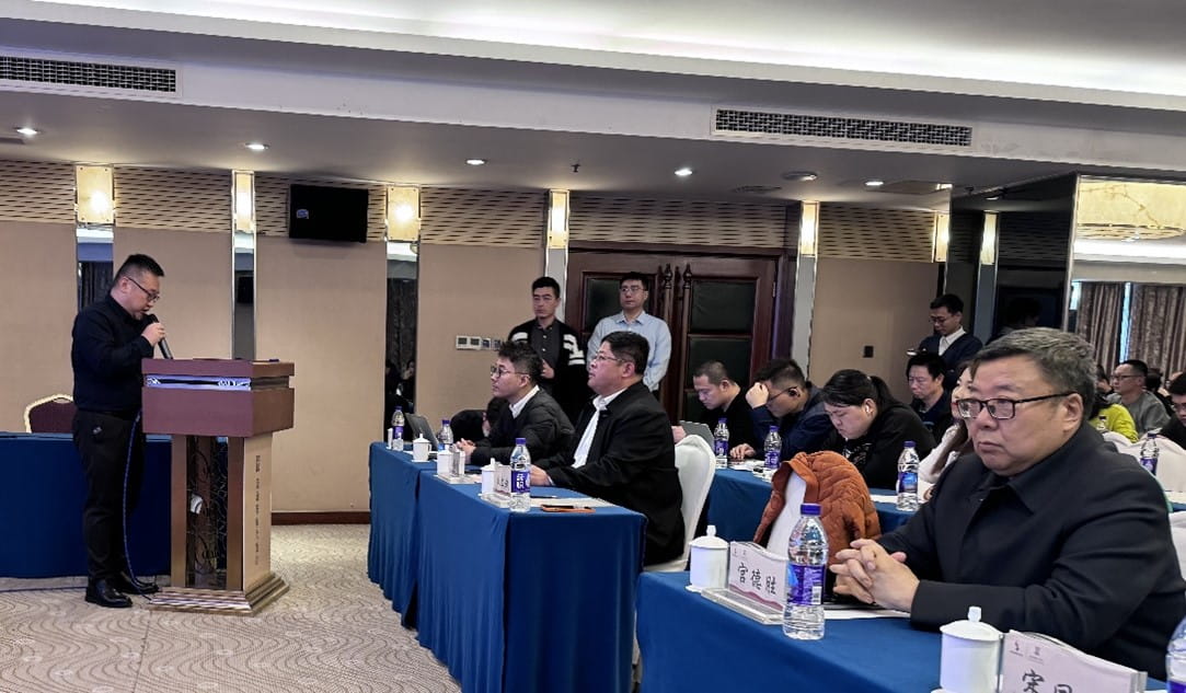 中国纺织品商业协会安全健康防护用品专业委员会顾问宫德胜先生（右）受邀出席研讨会
